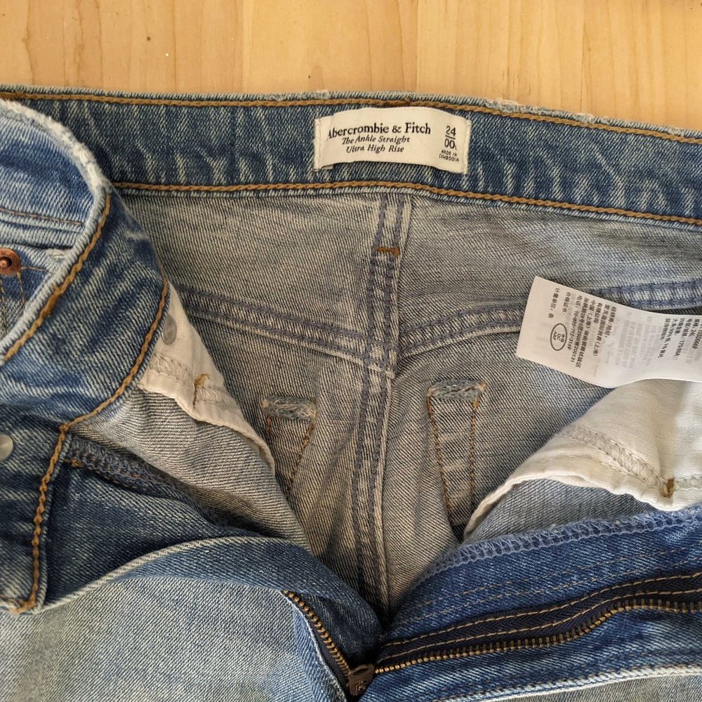 Abercrombie Ultra High Rise Ankle Straight Jeans (24/00)